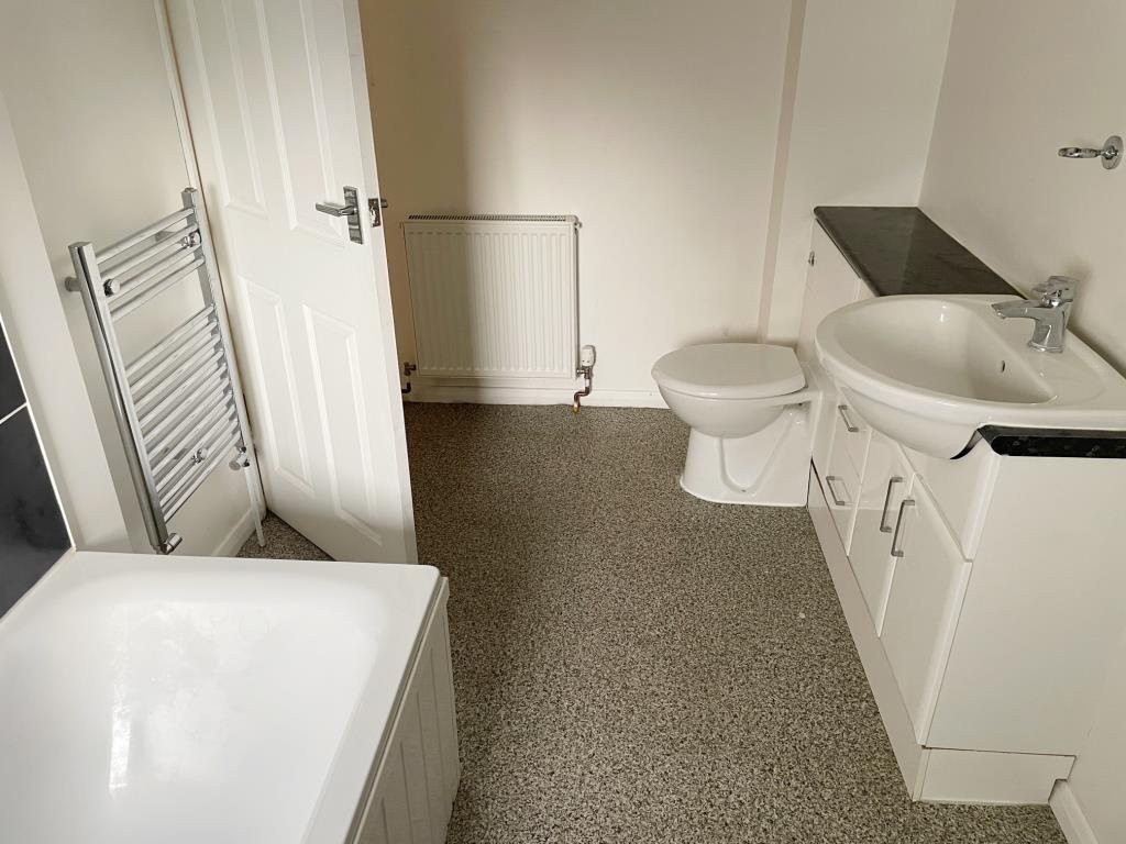 Lot: 100 - ONE-BEDROOM 'CLUSTER' HOUSE - 2 Queens Road - bathroom